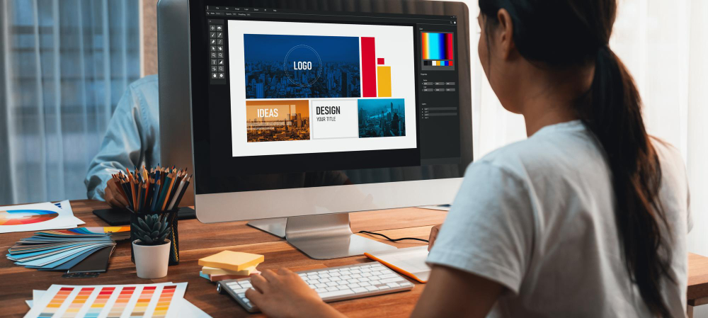 mujer creando un logo